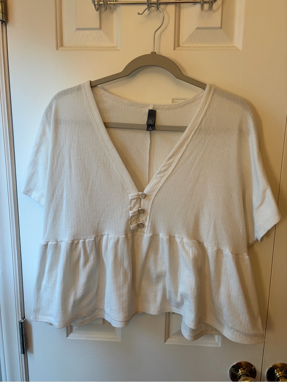 White Short-Sleeve Peplum V-Neck Crop Top with Button Detail